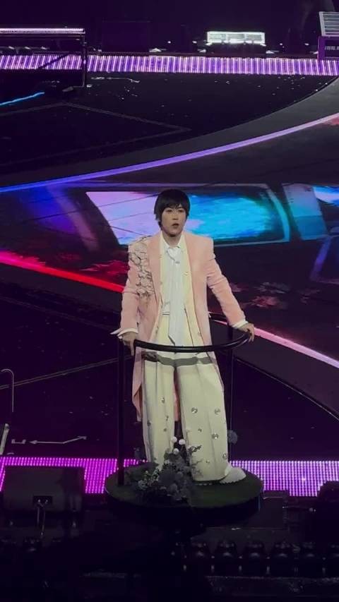 阿信丢掉了跟他犯冲的粉红大衣，穿了白色亮晶晶的阔腿西装套装