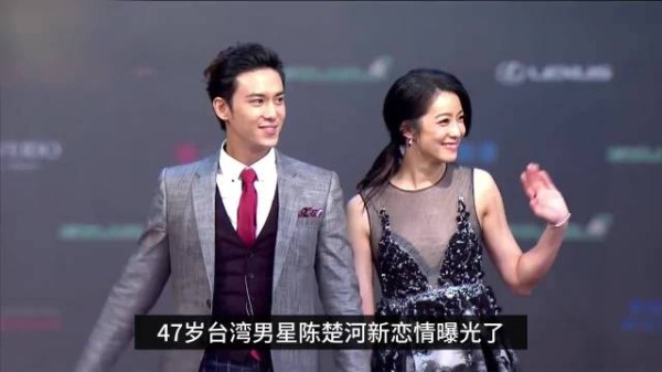 47岁陈楚河承认恋情,与女友携狗外出聚餐