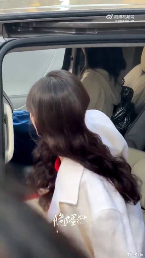 李一桐红白穿搭明媚动人,曾舜晞牛仔造型简约大气,路透绝了!