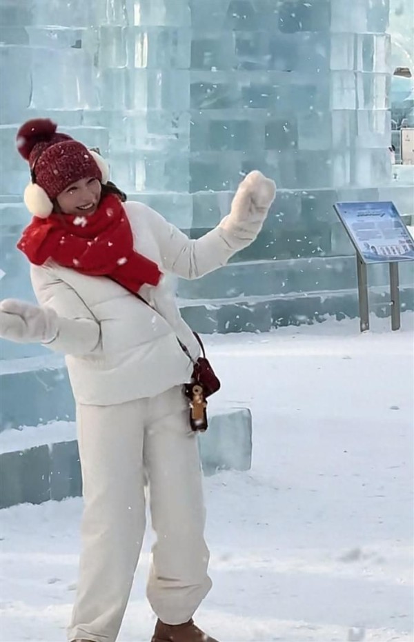 42岁吴昕现身哈尔滨：棉帽子+羽绒服+阔腿裤，保暖又时髦，像30岁