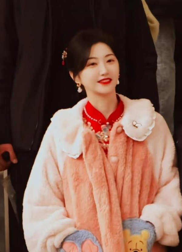 景甜下车瞬间美翻，盘发簪饰搭粉绒外套，网友：气质优雅，美到失语