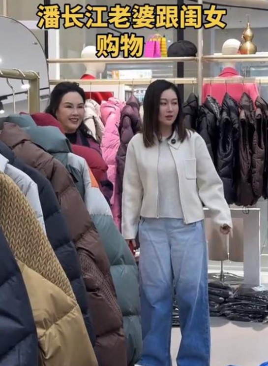 潘长江妻子杨云近照曝光，脸部变化大到网友直呼不敢认，与女儿潘阳像姐妹