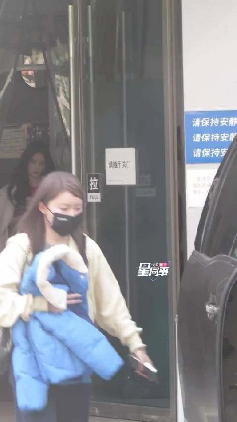 李一桐红裙亮相你好星期六，现场为粉丝喷香水