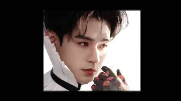 在未预设的空间里自在漫游，镜头游移间，捕捉@龚俊Simon 无限可能性