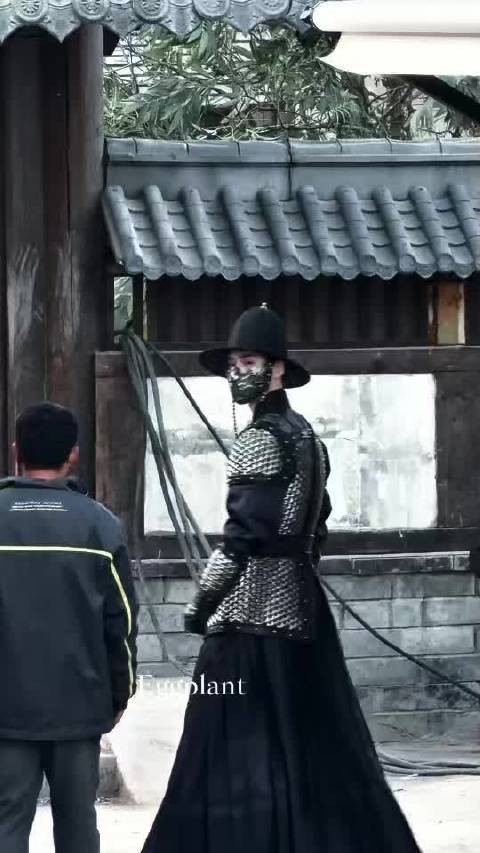 何与戴面具抬头氛围感拉满,盔甲眼神反差强烈