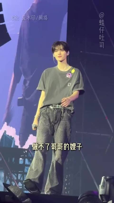 粉丝与男爱豆亲哥相恋，周边变身边人