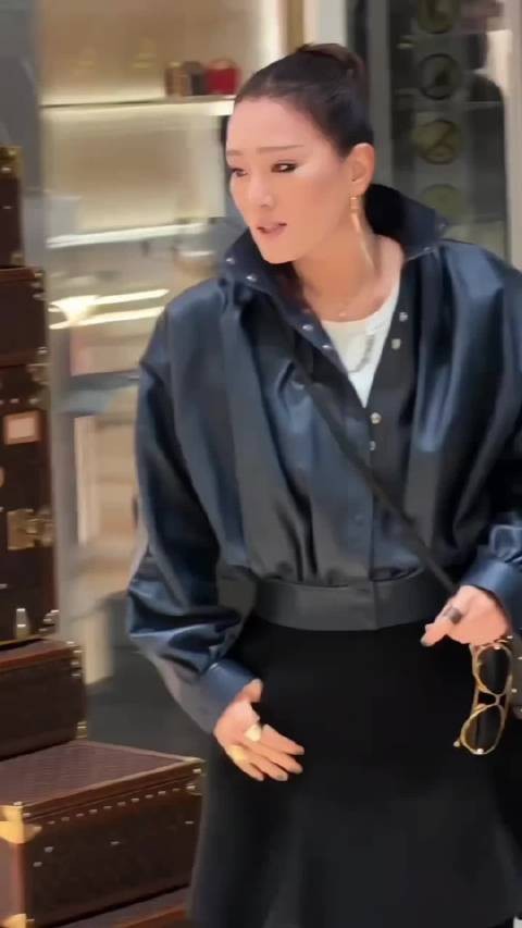 61岁巩俐状态惊艳，黑色紧身裤烟熏妆诠释巨星风范