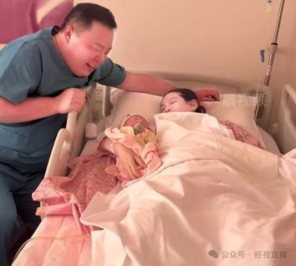 44岁知名相声演员阎鹤祥官宣当爸！一家三口合照公开