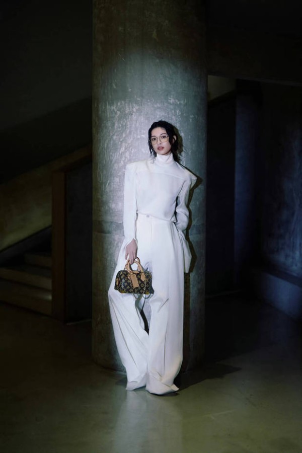 钟楚曦白色系穿搭，戴无框眼镜高智感拉满