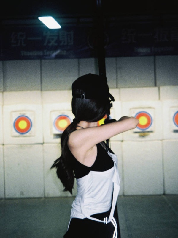 娜扎穿黑背心射箭手臂线条吸睛