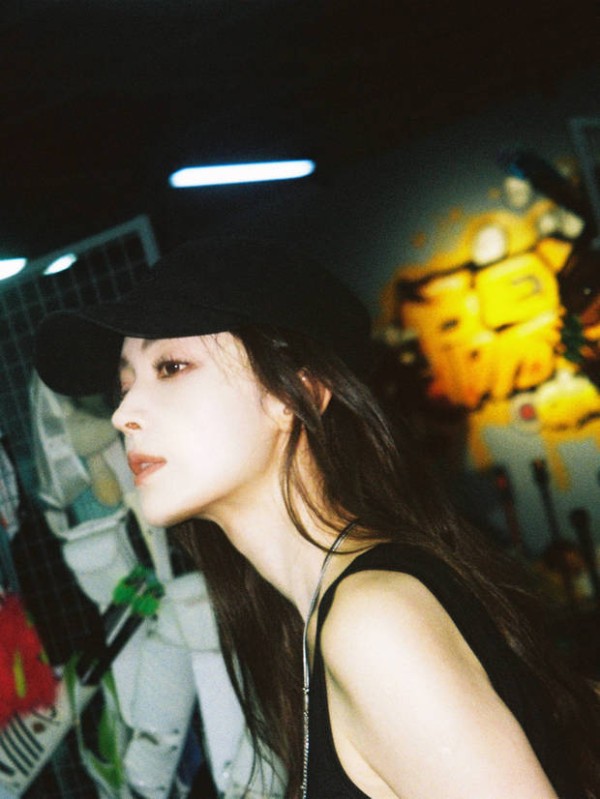 娜扎肌肤白皙，侧脸好精致。