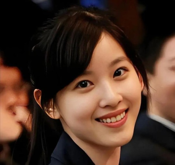 章泽天身价600亿，为何突然与穷人抢饭碗？背后真相终于曝光！