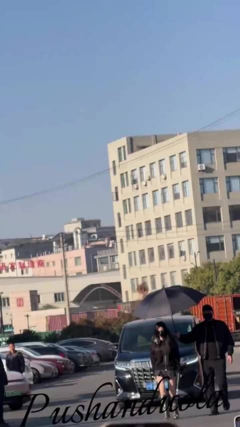 虞书欣上班路透边走边饭撒，热情回应粉丝爱意