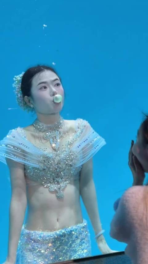 在水里能睁眼睛游玩就很厉害了，还能吹泡泡糖 美人鱼优雅又漂亮 高手在民间