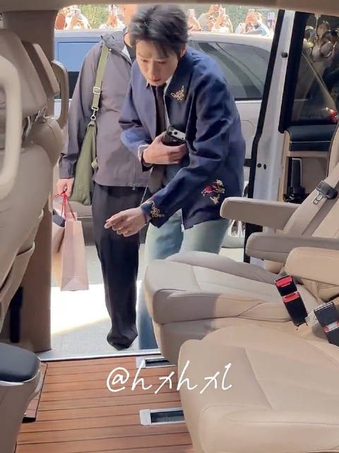 魏大勋好六上班路透点头回应粉丝呼喊，好温柔的大勋花！录制顺利期待