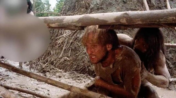 几个年轻人来亚马逊丛林寻找食人族，却没想到被食人族残忍生吃！