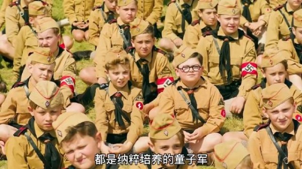 一群小孩入军营，纳粹把他们从小训练成士兵