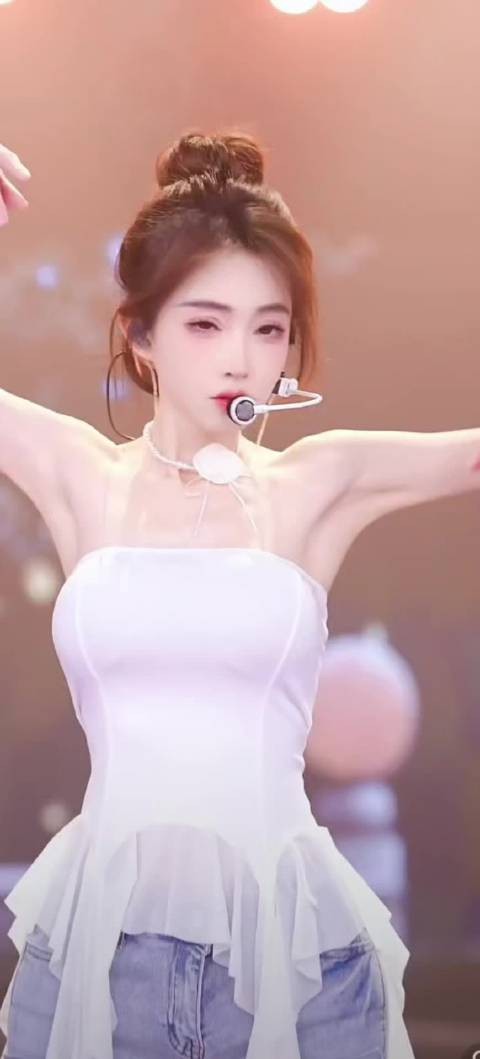 冯提莫男团直播又唱又跳人气非常高哇!最近男团舞好火的