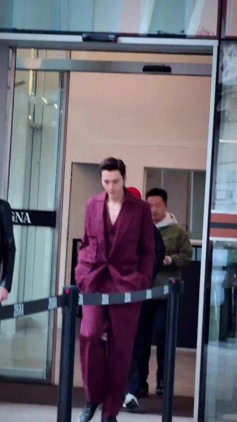 陈伟霆穿深V红西装亮相，锁骨吸睛