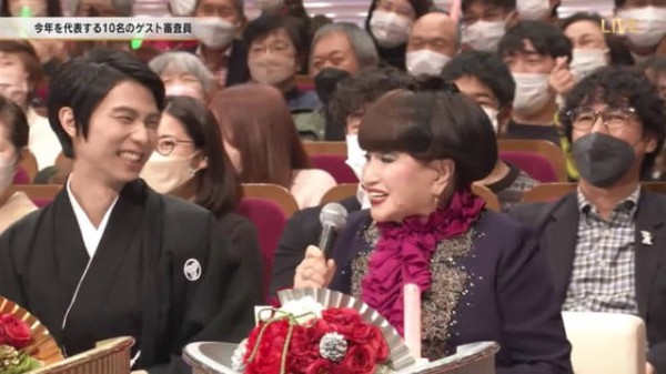 好有眼力见的宝！立马帮彻子桑拿起了麦克风，笑得好可爱啊