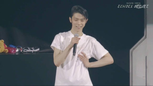 羽生结弦返场表演后直言疲惫,揉胸肋缓解不适