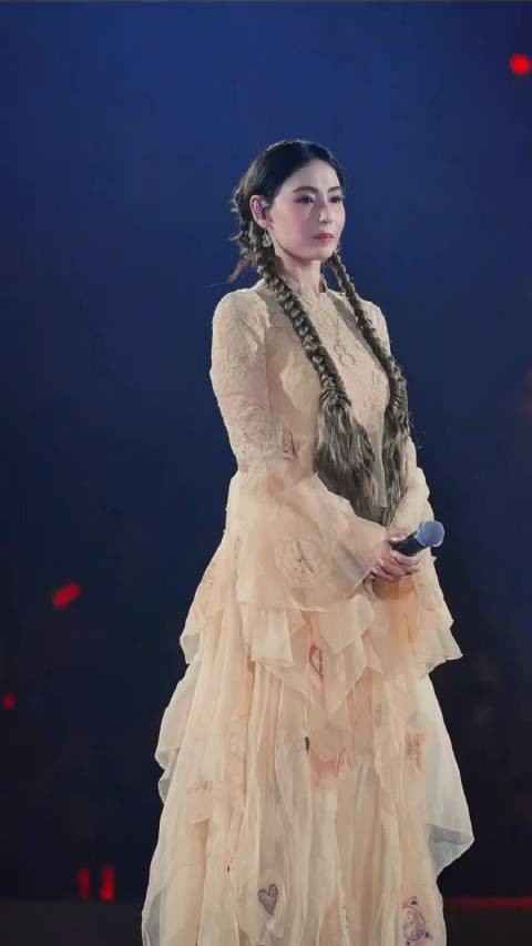 张柏芝亮相林家谦演唱会，衣品获赞