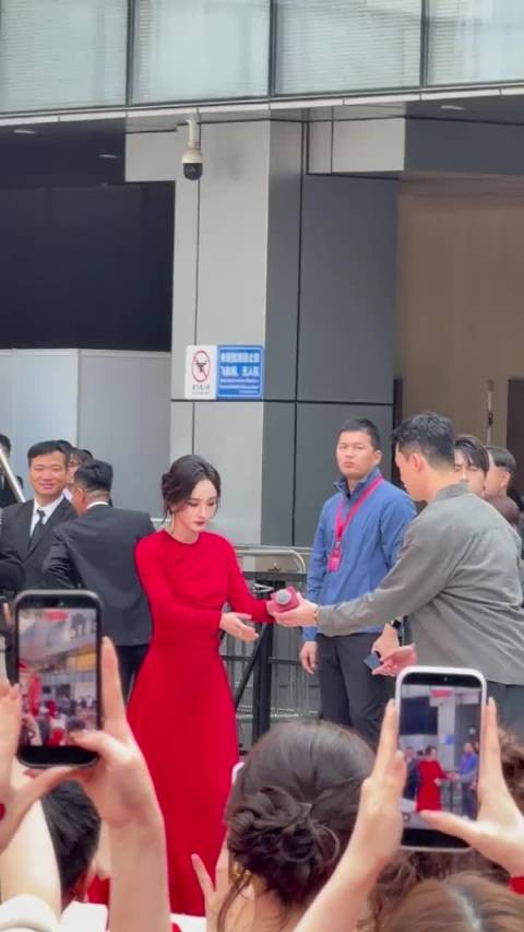 杨幂今日活动，红裙盘发端庄又大气！隔着屏幕被美到了，状态太好了吧！