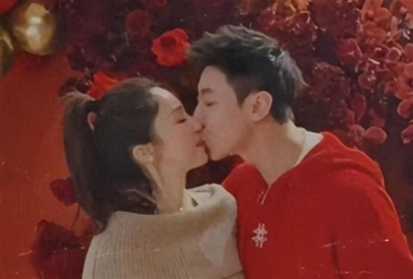 董璇给二婚老公庆生，张维伊都快把董璇给啃了，实在是太夸张了