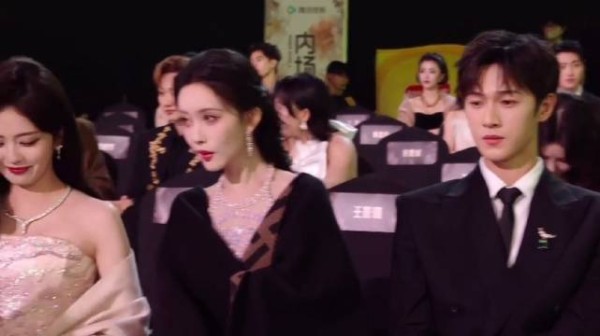 美女躲镜头都这么美,孟子义白鹿聊天,简直太优雅了丨星光大赏