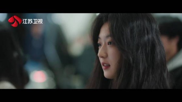 江苏卫视冬至陆嫣被丁婧推下轨道，江成屹及时救起