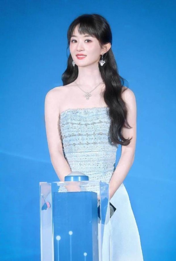 赵丽颖蓝色抹胸裙气质优雅