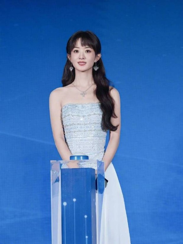 赵丽颖一头长发超美。