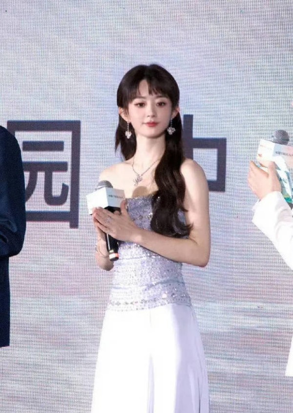 赵丽颖美得让人移不开眼。