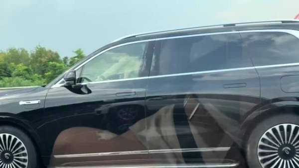 一个追尾让你把话筒塞嘴里