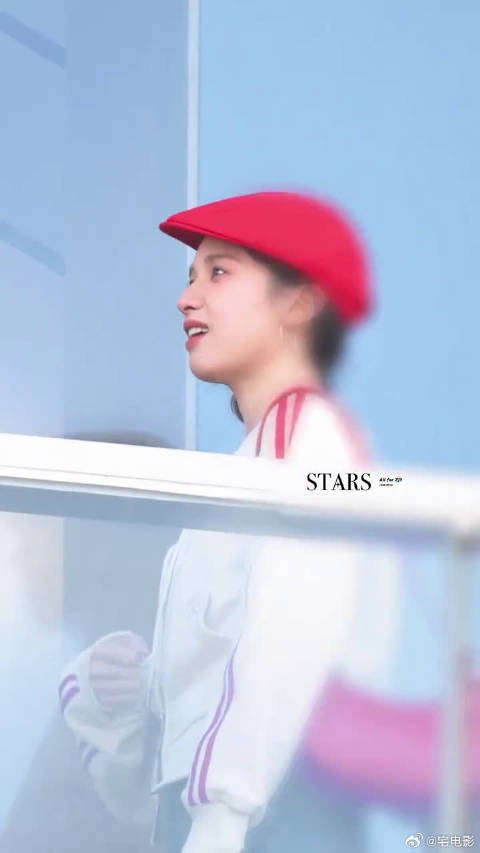 张婧仪贝雷帽造型被赞台偶女主本人