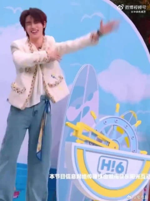 丁程鑫跳《我是李飞》的松弛感，感觉年终奖已经在向他招手了