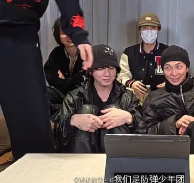 防弹少年团柾国直播害羞捂脸