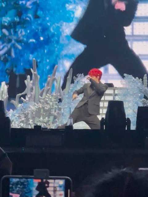 梓渝红发造型亮相演唱会引热议