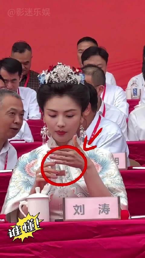 “为何妈祖刘涛倒放矿泉水？看到王一博小跑躲避汽车，才知斗智斗勇”