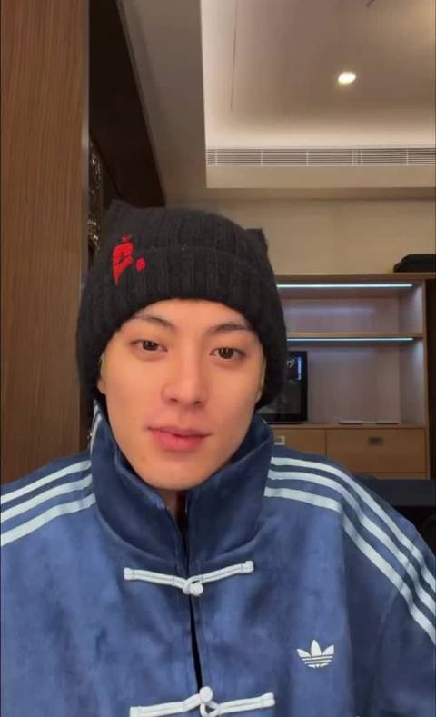 王鹤棣直播托付黄子韬照顾粉丝，两人澳门演唱会相聚