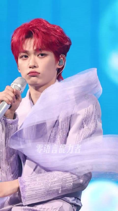 梓渝武汉演唱会首场红发造型直拍曝光