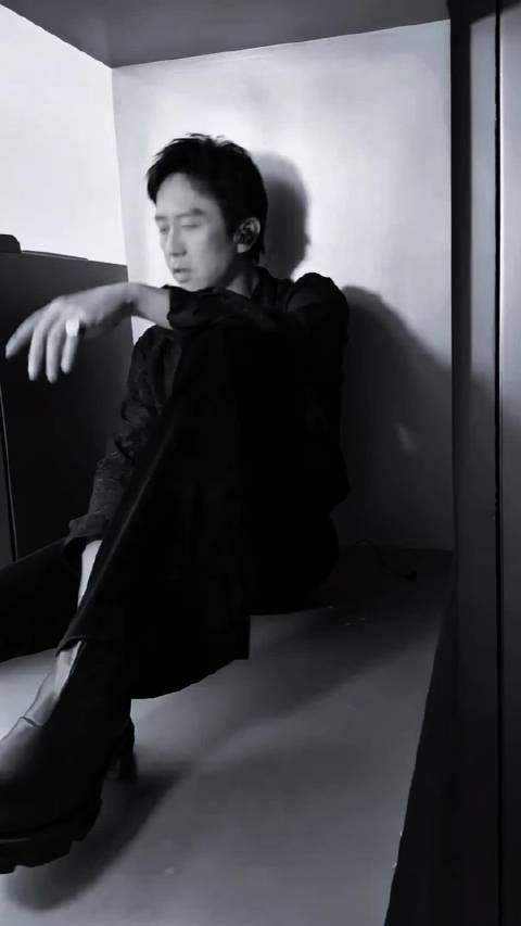 邓超杀青《第十七条》后为董子健新片魔性宣传