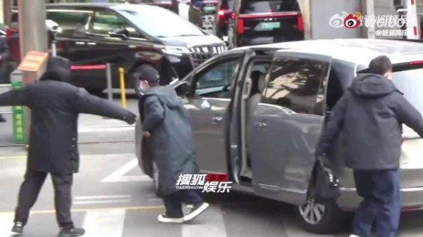 周深舞台下裹羽绒服背影神似墨鱼肠