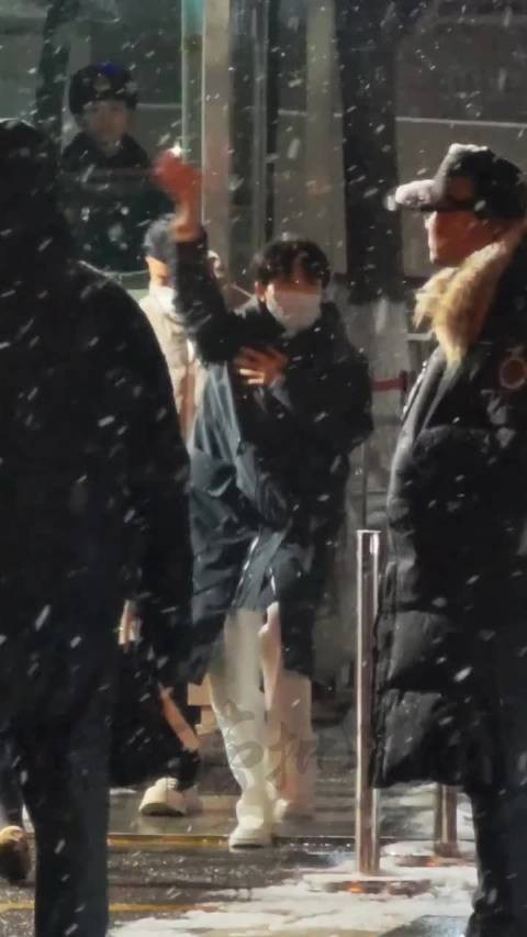 瑞雪兆丰年，也兆周深的春晚舞台 下班路透元气值拉满