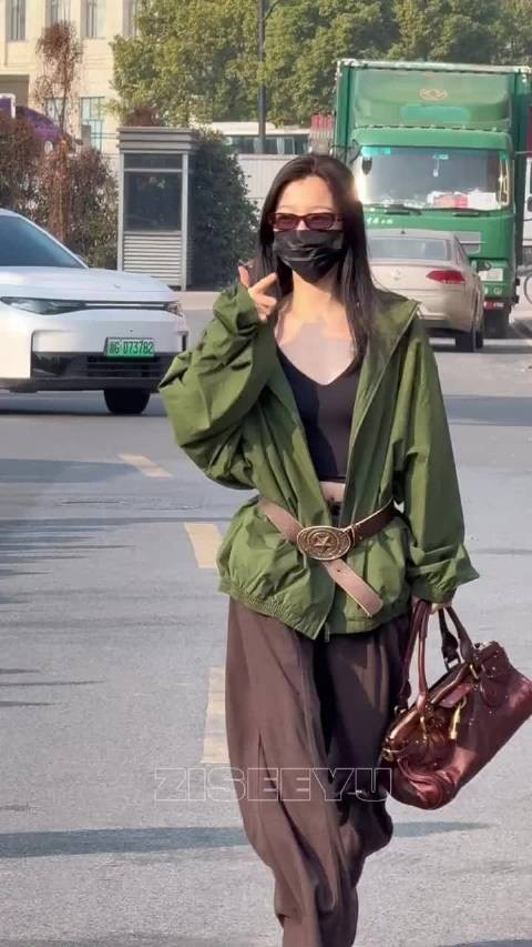 虞书欣云初令 今天上班造型是露腰哦，横店时装周就这样每天上演