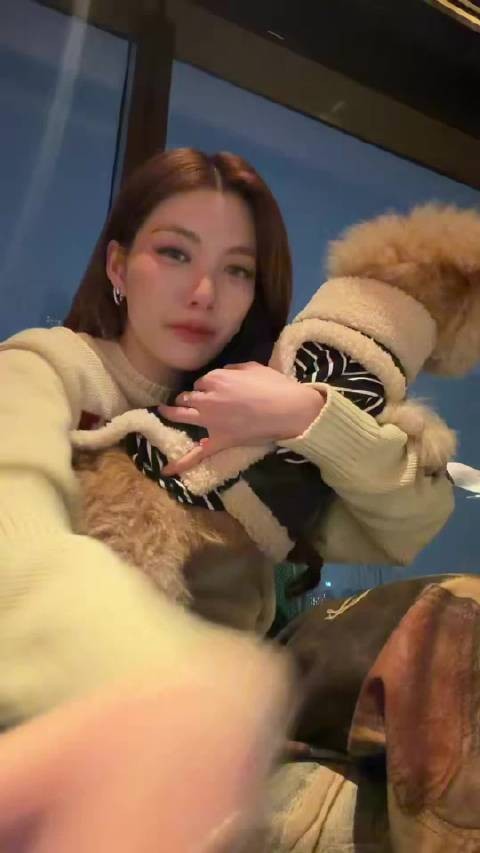 小奥更新推特 她叫什么名字她太可爱了！ uni在家里哭着说你还养嘛