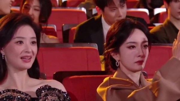 杨幂像开小差到一半，突然听到关键词生万物的回神