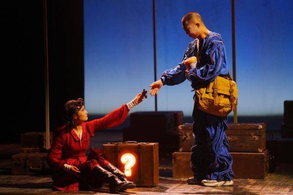 小剧场戏剧《一个人的旅行》：打开人生记忆的行李箱，找回继续前行的勇气