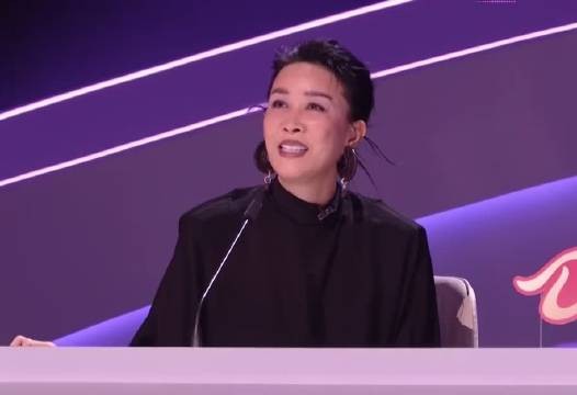 华晨宇旁观那英纠结选手，表情吃瓜引关注