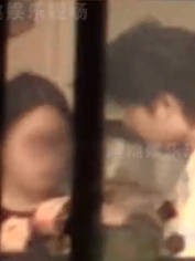 高越吃女友手里的冰淇淋